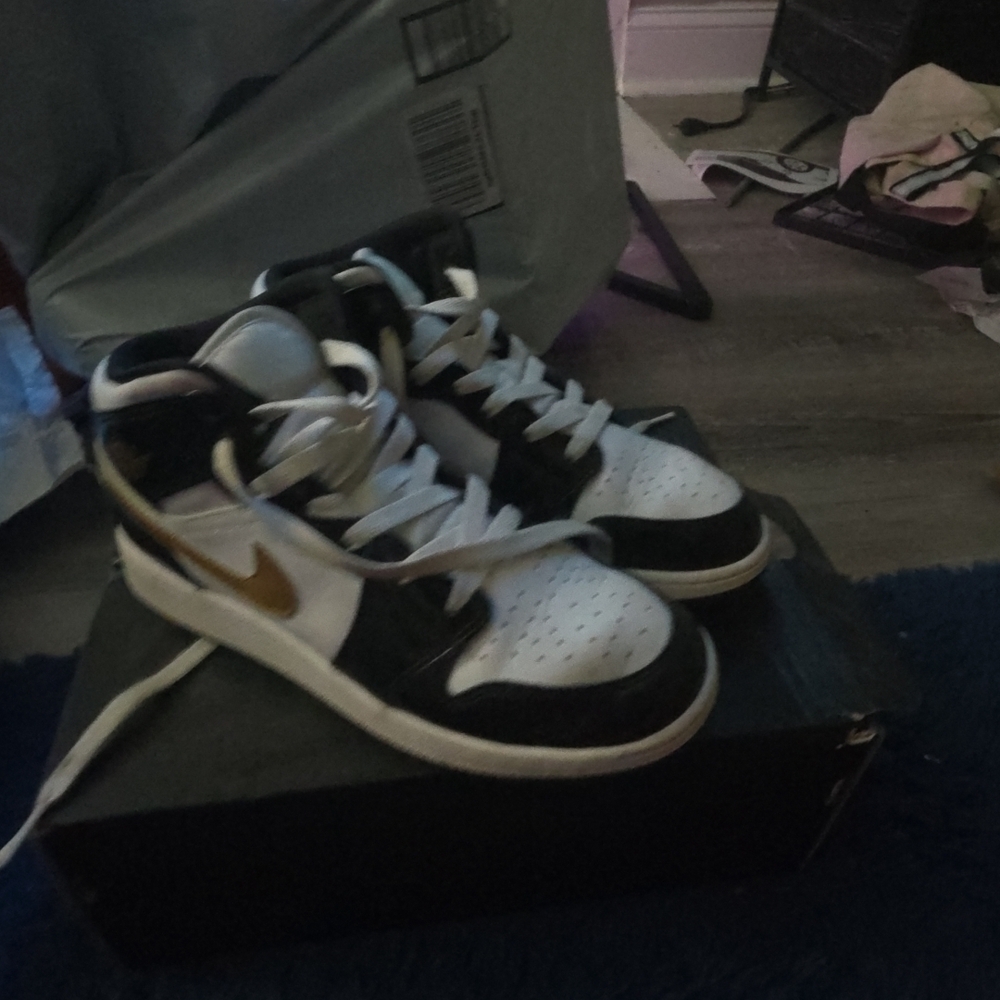 Air Jordan 1 Mid SE (GS) Black/Metallic Gold-White 6.5Y